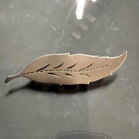 Vintage Leaf Etched Silver Tone Brooch Pin - Picture 2 of 4